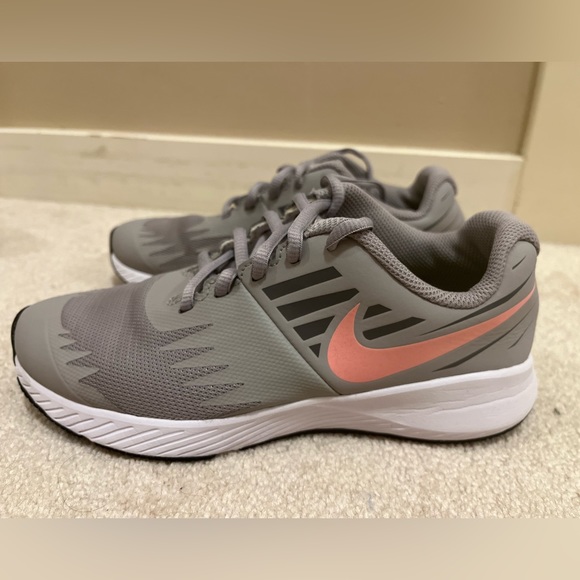 Nike woman’s athletic shoe - Picture 1 of 6
